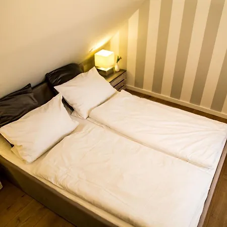 Niiloen Joelstair Daire List